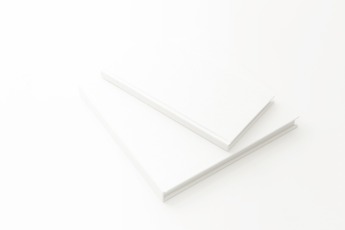 プロダクトデザイナー・菅原仁による白い罫線のノートのデザイン（神戸）